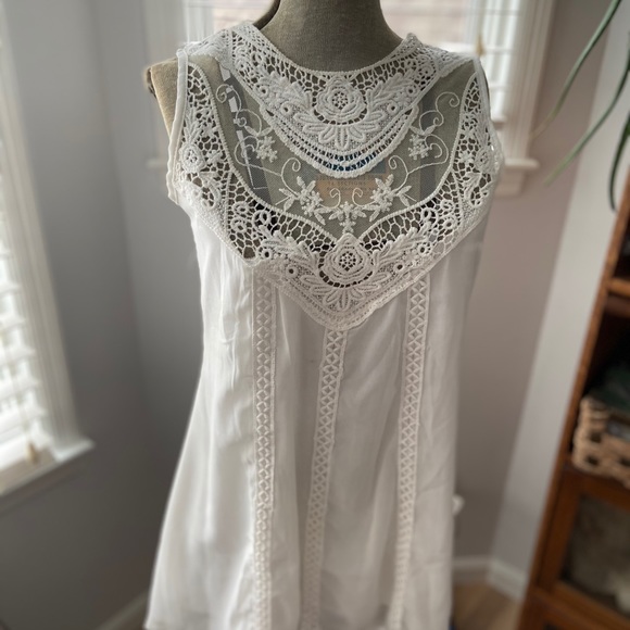 Para Fashion Tops - NWT Lovely Off White Embroidered Sleeveless Top M